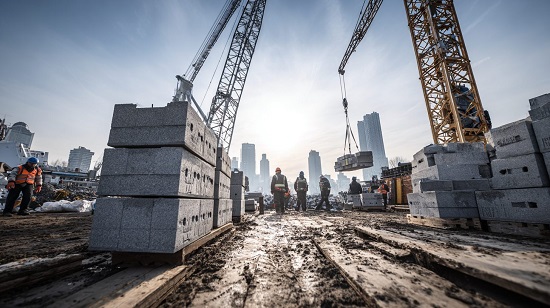 Сборка фундамента из блоков ФБС на стройплощадке