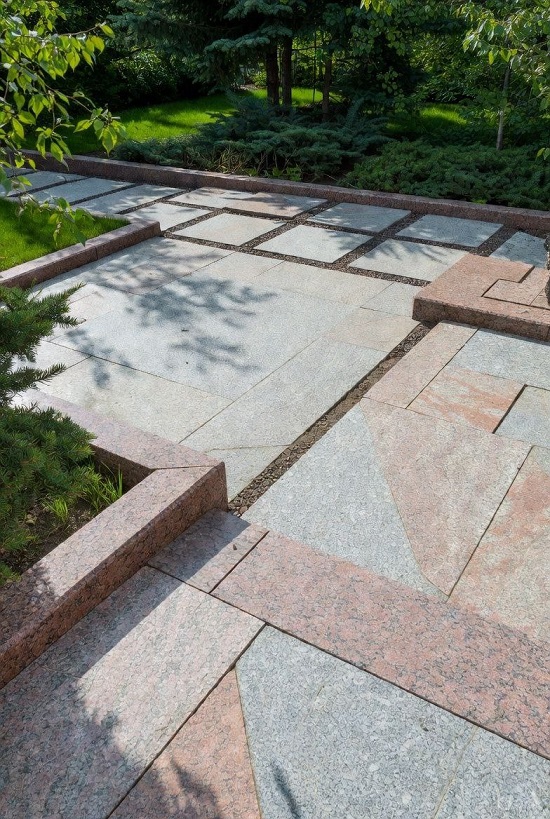 Гранит-рапакиви в ландшафтном дизайне участка