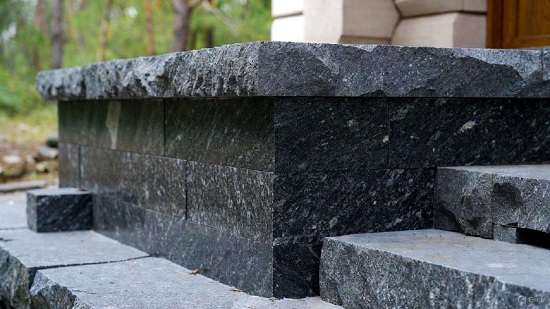 Карельский габбро-диабаз в отделке цоколя и ступеней коттеджа