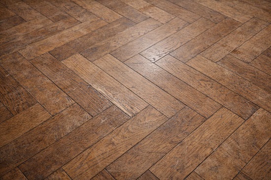 Глубокие царапины и потертости на паркете до светлой древесины