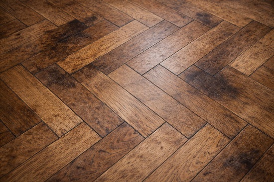 Локальные темные пятна и неравномерный цвет старого паркета