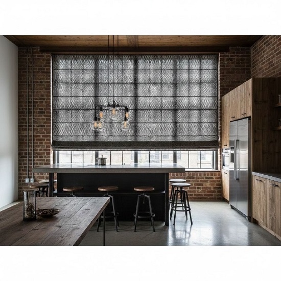 Кухня-столовая в стиле лофт с римской шторой из черной металлической сетки