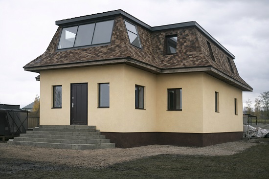 Фасад дома из газобетона с отделкой тонкослойной штукатуркой «мокрого типа» по утепленному основанию