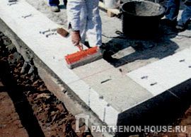 наносим раствор на поверхность углового блока