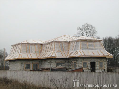 Временное укрытие крыши дома