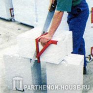пилим вручную газобетонный блок