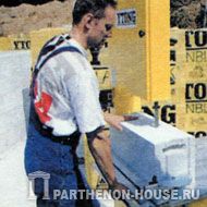 ленточная пила распиливает газобетонный блок