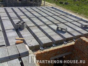 устройство часторебристого сборно-монолитного перекрытия