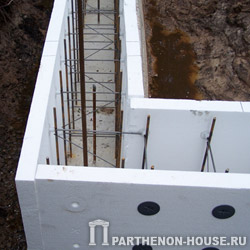 Монтаж элементов несъемной опалубки PLASTBAU