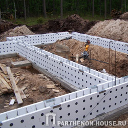 Монтаж элементов несъемной опалубки PLASTBAU на фундамент
