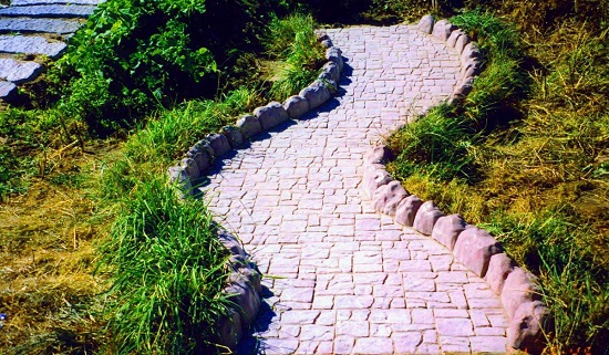 Дорожка с бортовым камнем