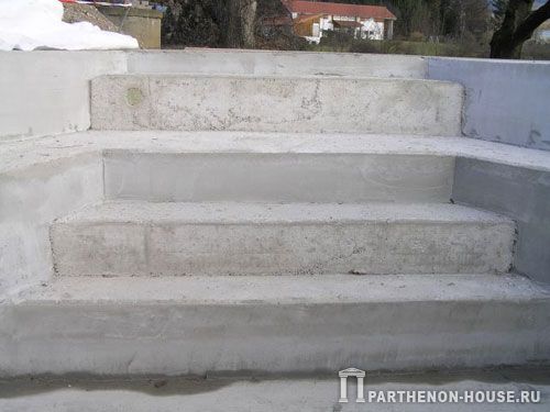 Строительство бетонного бассейна. Ступени готовы.
