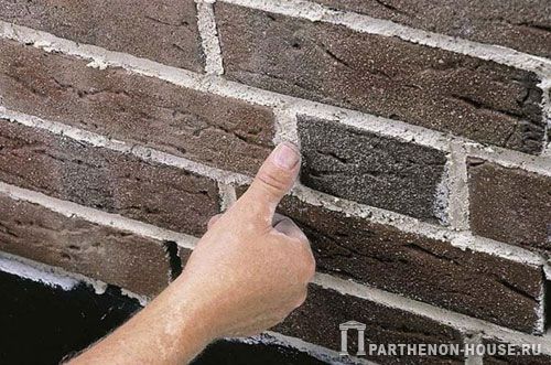 Технология кладки лицевого кирпича. Расшивка швов кладки.
