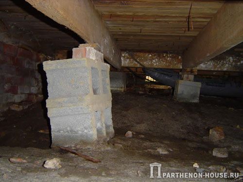 Сгнившие деревянные перекрытия цоколя