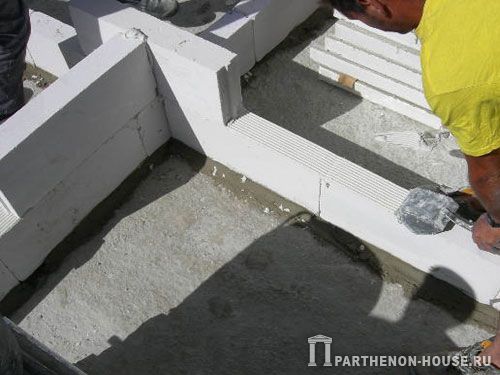 Строительство дома из газобетона, газобетонных блоков. Укладка блоков на клей.