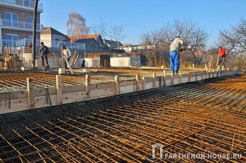 Строительство дома из керамических поризованных блоков. Устройство плитного фундамента.