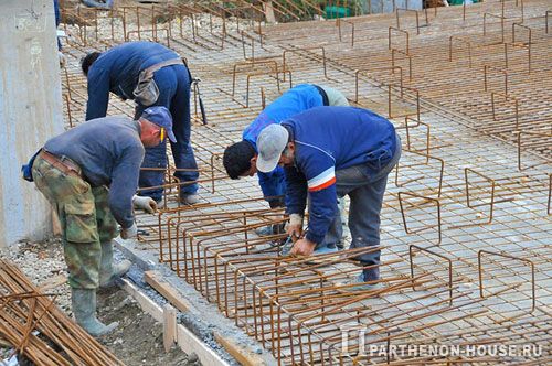 Строительство дома из керамических поризованных блоков. Монтаж арматурного каркаса плитного фундамента.