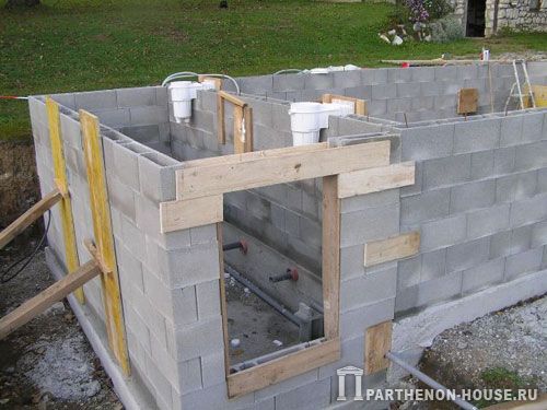 Строительство бетонного бассейна. Установка опалубки под перемычки.