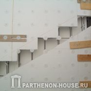 Устройство монолитной лестницы в доме, изготовленном по технологии строительства PLASTBAU (ПЛАСТБАУ)