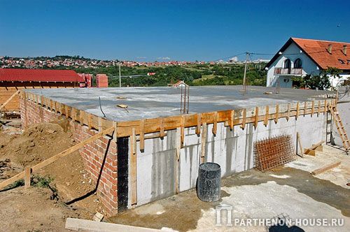 Строительство дома из керамических поризованных блоков. Монолитные работы по бетонированию перекрытия цокольного этажа.