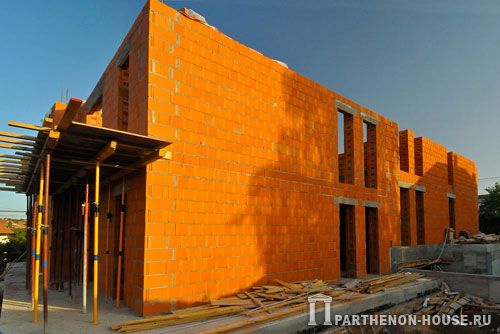 Строительство дома из керамических поризованных блоков. Усиление конструкций дома.