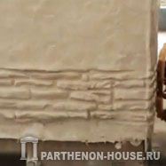 Отделка цоколя и стен дома декоративной штукатуркой.