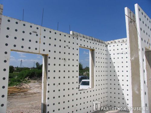 Возведение наружных стен монолитного дома PLASTBAU (ПЛАСТБАУ)