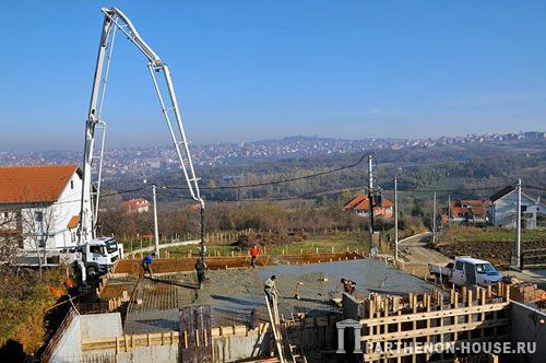 Строительство дома из керамических поризованных блоков. Монолитные работы по бетонированию перекрытия цокольного этажа.