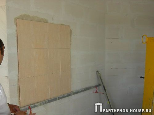 Строительство дома из газобетона, газобетонных блоков. Отделка стены плиткой.