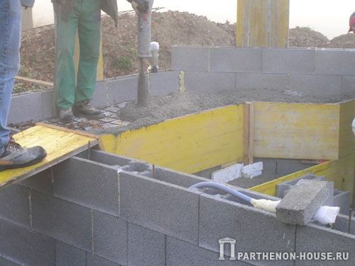 Строительство бетонного бассейна. Бетонирование ступенек.