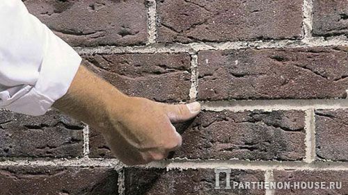 Технология кладки лицевого кирпича. Расшивка швов кладки.