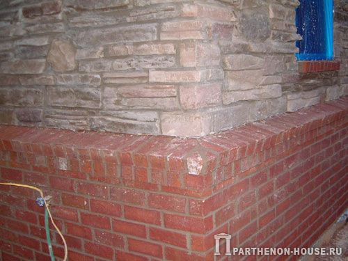 Строительство каркасного дома. Облицовка цоколя кирпичом.