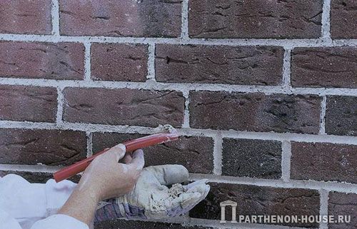 Технология кладки лицевого кирпича. Расшивка швов кладки.