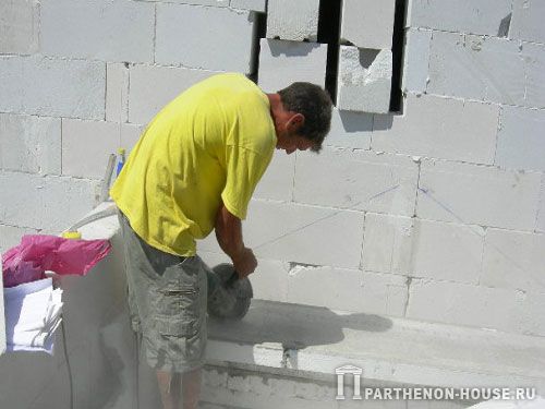 Строительство дома из газобетона, газобетонных блоков. Распил газобетонных блоков.