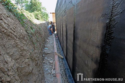 Строительство дома из керамических поризованных блоков. Гидроизоляция стен цокольного этажа.