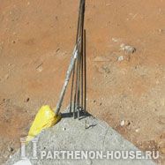 Строительство дома из газобетона, газобетонных блоков. Арматурные выпуски фундамента.
