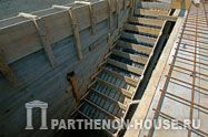 Строительство дома из керамических поризованных блоков. Изготовление монолитных лестниц.