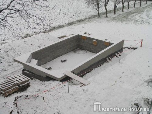 Строительство бетонного бассейна. До следующего года.