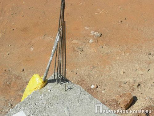 Строительство дома из газобетона, газобетонных блоков. Арматурные выпуски фундамента.