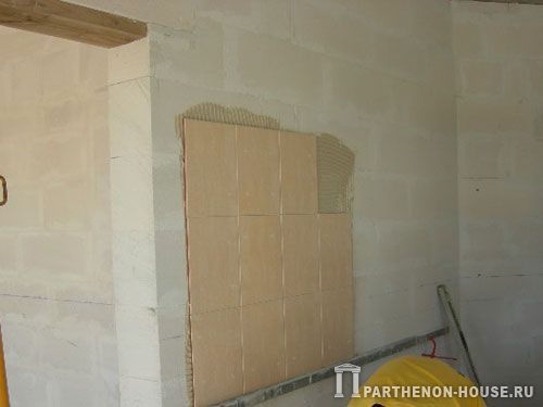 Строительство дома из газобетона, газобетонных блоков. Кладка керамической плитки.