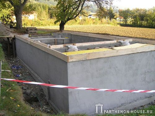 Строительство бетонного бассейна. Выставляем финишную опалубку.