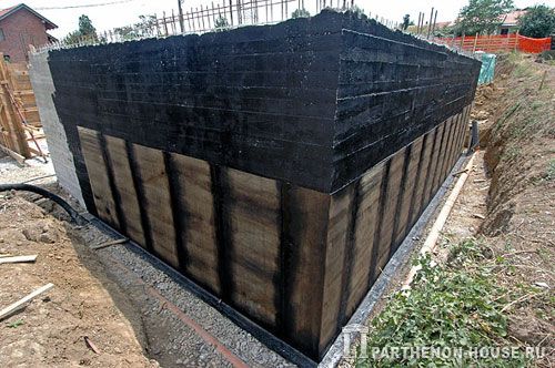 Строительство дома из керамических поризованных блоков. Гидроизоляция стен цокольного этажа.