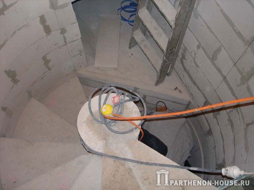 Строительство дома из газобетона, газобетонных блоков. Лестницы из газобетона.