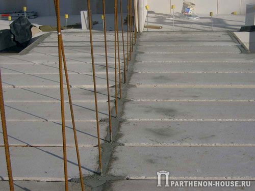 Строительство дома из газобетона, газобетонных блоков. Сборные панели перекрытия из газобетона.