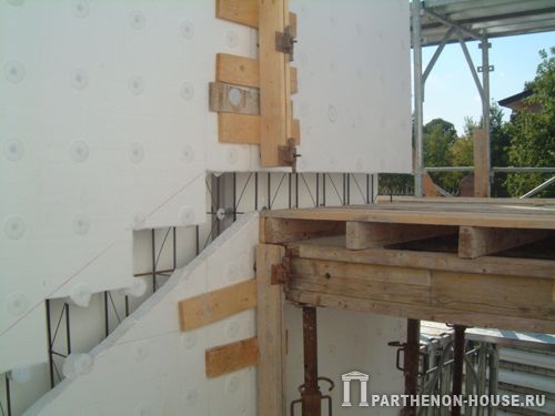 Устройство лестницы в доме, используя стеновых панелях PLASTBAU (ПЛАСТБАУ)