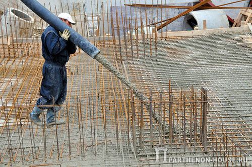Строительство дома из керамических поризованных блоков. Бетонирование перекрытия цоколя дома.