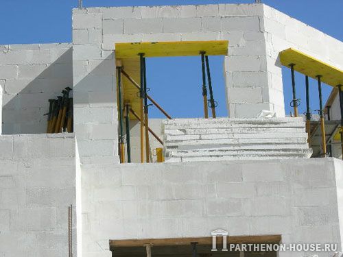 Строительство дома из газобетона, газобетонных блоков. Устройство опалубки для литья перемычек.