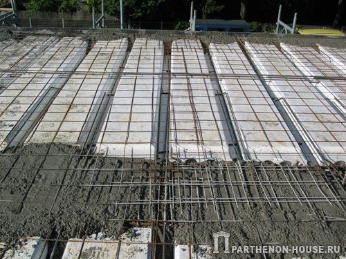 Размещение арматурной сетки над поверхностью опалубки перекрытия PLASTBAU (ПЛАСТБАУ)