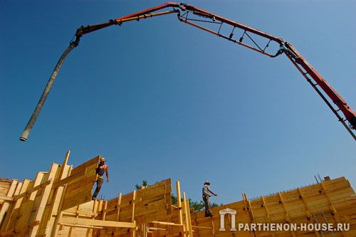 Строительство дома из керамических поризованных блоков. Подготовка к бетонированию стен цокольного этажа.
